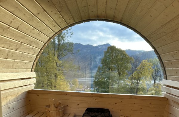 Saunafass mit Panorama Glasscheibe, Satteldach & Elektro-Ofen.